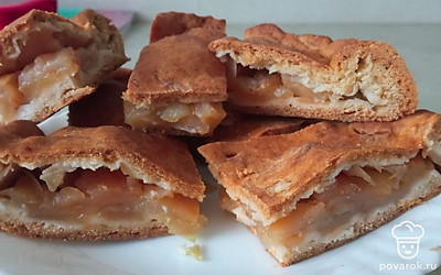 Готовый пирог остужаем и наслаждаемся.