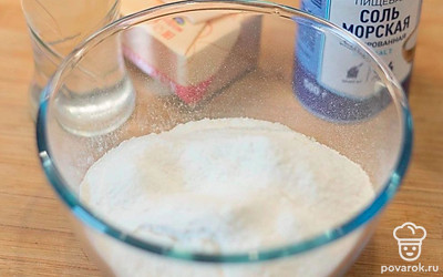 Приготовьте тесто: просейте в миску муку, добавьте соль, нарежьте кубиками холодное масло, добавьте ледяную воду. 