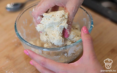 Разомните все ингредиенты руками до объединения. Не работайте с тестом очень долго, чтобы масло не растаяло. Соберите тесто в шар, оберните его в пленку и уберите на час в холодильник.