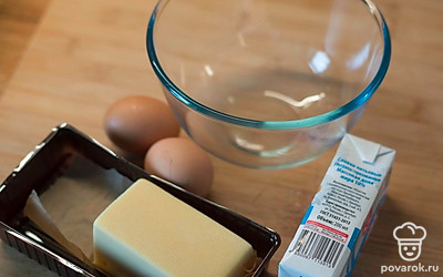 Приготовьте заливку: соедините в миске яйца, сливки, натрите твердый сыр на терке.