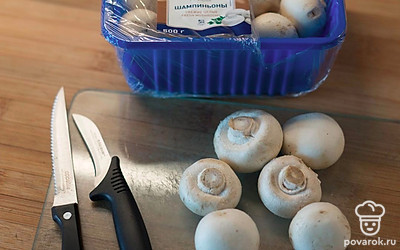 Почистите 5 шампиньонов и нарежьте их, один оставьте для украшения киша сверху.