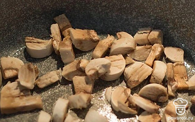 Обжарьте грибы до момента, пока из них не испарится влага.