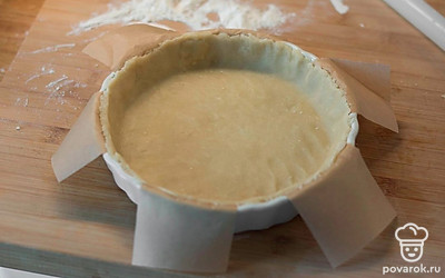 Лишние края обрежьте ножом: все, что будет свисать за пределы формы, подгорит.