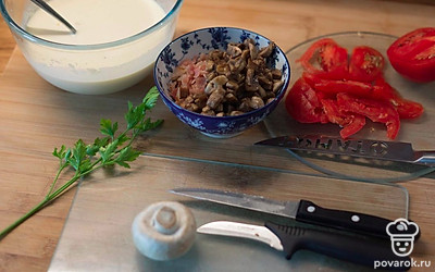 Подготовьте начинку и заливку, помидор просто нарежьте.