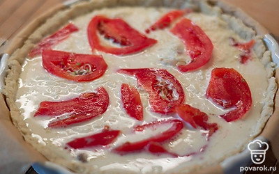 Добавьте заливку и выложите дольки помидора.