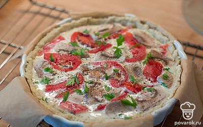 Один свежий шампиньон разрежьте на тонкие красивые пласты и выложите сверху. Поперчите по вкусу и добавьте зелень. Выпекайте 25-35 минут при 190 градусах. Дополнительно можно включить режим «низ», чтобы пропечь пирог снизу.