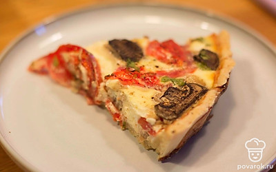 Подавайте, нарезав на кусочки. В горячем виде он еще вкуснее!