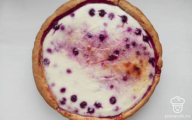 Творожный пирог с черноплодной рябиной — Рецепт с фото