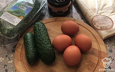 Подготовьте все ингредиенты. Яйца предварительно отварите и остудите. Огурцы вымойте и просушите. Лаваша нам понадобится 1 большой пласт. Майонез — по желанию.