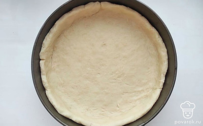 Черноплодную рябину промойте и обсушите бумажным полотенцем. Творог смешайте с сахаром и черноплодной рябиной, хорошо перемешайте. Тесто достаньте из холодильника, раскатайте в пласт и выложите в форму, формируя бортики.