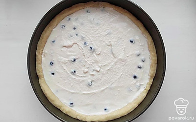 Начинку переложите на тесто и уберите в разогретую до 180⁰С духовку на один час, после выньте форму из духовки и оставьте при комнатной температуре остывать, это нужно чтобы начинка схватилась и не растеклась.