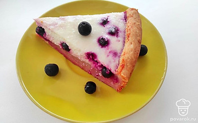 Готовый и остывший пирог с черноплодной рябиной разрежьте на порционные кусочки, положите каждый на небольшое блюдце, сверху украсьте свежими ягодами черноплодной рябины, тертым шоколадом и веточкой мяты. Подавайте с горячим любимым чаем.