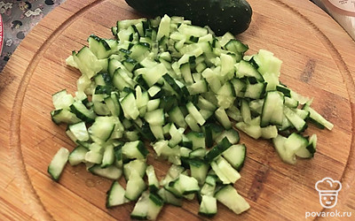 Нарежьте мелко огурцы.