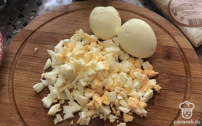 Очистите и измельчите яйца.