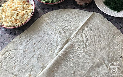 На чистом столе разложите пласт лаваша.