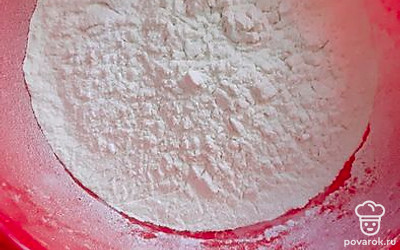 Приготовить сухую смесь из 150 грамм муки, 70 грамм сахара, 100 грамм овсяных хлопьев, 1 чайную ложку разрыхлителя. 