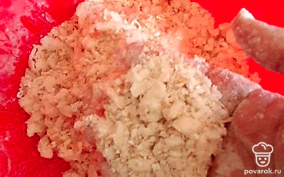 Натереть в эту смесь масло сливочное 150 грамм. Перемешать в масляную крошку. Тесто готово.