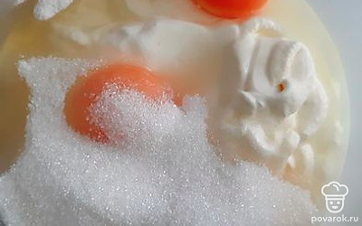 Для крема смешать сметану, яйца, 120 грамм сахара, ваниль. Я смешиваю венчиком. Крем готов.