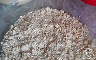 В форму насыпать 6 ложек сухой смеси. Закрыть дно.