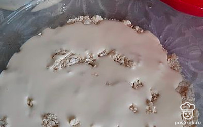 Налить сверху сметанный крем. 