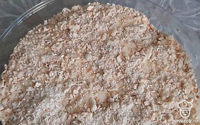 Чередуются слои - сухая смесь и крем. В конце должна быть сухая масляная смесь сверху. Отправляем в духовку на 200-210 градусов. На 40 минут. Смотрите по красоте и румяности пирога.