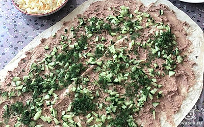 Посыпьте огурцом и укропом.