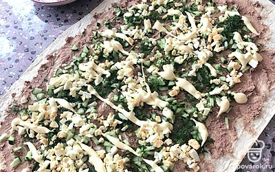 Далее распределите яйца и майонез.