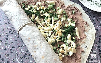 Аккуратно сверните в рулет.