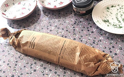 Заверните рулет в пергамент. Уберите его в холодильник для пропитки.