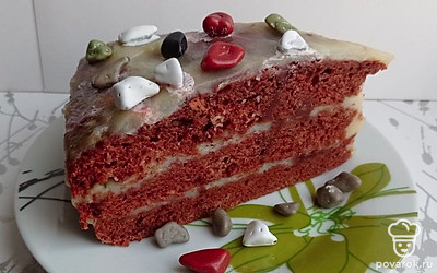 Американский пирог со сливочным кремом в духовке украсьте шоколадом и разноцветными конфетами, разрежьте на порционные кусочки и подавайте в сочетании с любимым напитком.