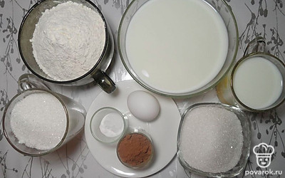 Муку просейте, молоко достаньте из холодильной камеры, куриное яйцо помойте водой от мусора и грязи.