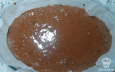 Форму для выпечки застелите пергаментной бумагой, смажьте растительным маслом и выложите в нее приготовленное тесто. Разравняйте его по основанию всей формы, отправьте в духовой шкаф, разогретый до 180 °С, и выпекайте в течение 35 минут до легкой румяности. Готовый корж достаньте из духовки, остудите и разрежьте вдоль на 2 или 3 части.
