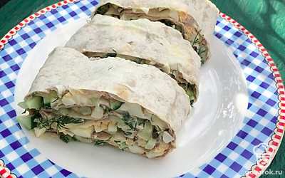 Рулет получается нежнейший. Подавайте его к любому напитку или просто как блюдо на перекус