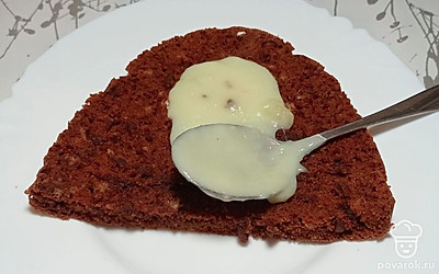 Для приготовления крема в сотейник влейте молоко и доведите его до кипения. В отдельной посуде соедините куриное яйцо, сахар, 100 грамм муки и перемешайте мучную смесь. Мучную смесь постепенно вводите в закипевшее молоко, постоянно ее помешивайте в течение 2-3 минут, после чего уберите с плиты. Приступайте к собиранию торта, для этого первый корж выложите на плоское блюдо, промажьте его заварным кремом и повторяйте аналогичные шаги со всеми коржами и кремом.