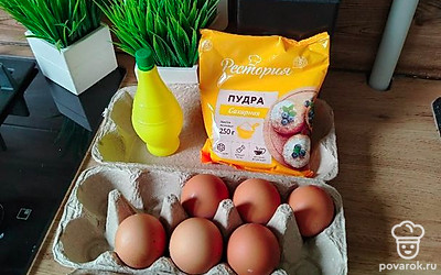 Аккуратно отделите белки от желтков. Желтки не понадобятся. 