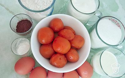 Муку просейте, абрикосы откиньте на дуршлаг, чтобы стекла лишняя жидкость, сливочное масло достаньте из холодильной камеры для размягчения.