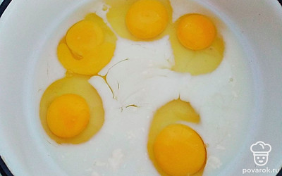 Приготовьте тесто для пирога, для этого в глубокой тарелке соедините размягченное сливочное масло и сахар и перетрите массу до однородности. В отдельной посуде соедините куриные яйца и молоко и взбейте ингредиенты миксером до пышности и однородности. К яично-сахарной смеси постепенно добавляйте ранее просеянную муку с разрыхлителем и сливочное масло с сахаром. Вымешивайте тесто до тех пор, пока оно не приобретет однородную консистенцию.