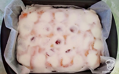 Пока пирог выпекается в духовке, приготовьте для него глазурь. В глубокой посуде соедините сметану и сахар и взбейте массу миксером до образования устойчивых пиков. Готовый пирог достаньте из духового шкафа, смажьте частью приготовленной глазури и отправьте снова в духовку на 10 минут для застывания глазури. По истечении времени снова достаньте пирог из духовки, смажьте его оставшейся глазурью, слегка остудите и посыпьте какао-порошком.