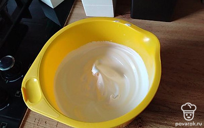 Белки и сахарную пудру взбейте на высокой скорости миксером, до устойчивых пиков. Добавьте лимонный сок и еще немного взбейте, чтобы он равномерно размешался. 