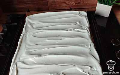 Выложите белковую массу на антипригарный коврик. Разравниваем в слой примерно 1,5 см. Ставим в заранее разогретую духовку до 150 градусов на 27 минут. 