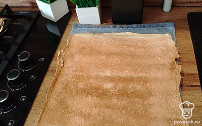 Готовый корж выложите на полотенце. 