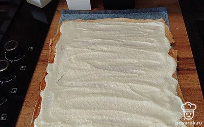 Смажьте кремом всю поверхность коржа. 