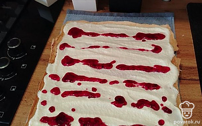 Добавьте малиновое варенье. 