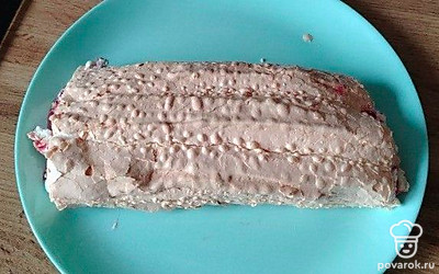 Сверните рулет с помощью полотенца, начиная с узкого края. 