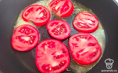 Обжарьте помидор на горячей сковороде с добавлением сливочного масла. Томите по 3 минуты с каждой стороны.