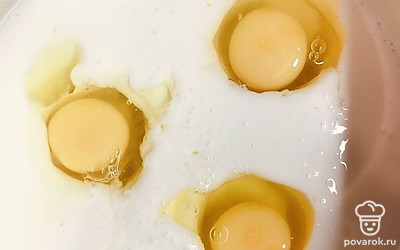 К кефиру добавьте 3 яйца.