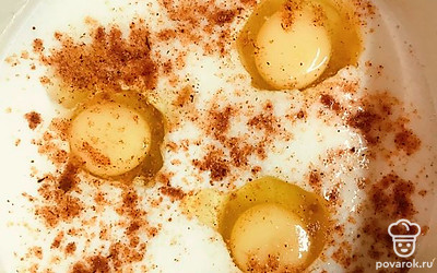 К кефиру и яйцам добавьте соль (у меня кавказская) и сахар, всё перемешайте.