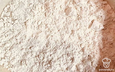 К получившейся массе добавьте муку, замешайте тесто, оно должно получиться консистенции жидкой сметаны.