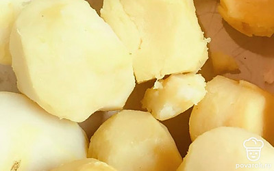 Отварной картофель очистите от кожуры.
