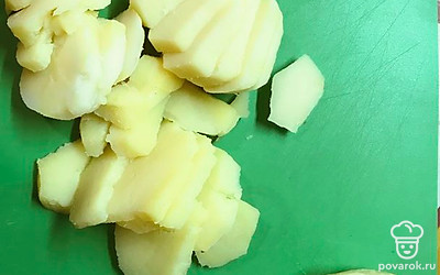 Порежьте картофель пластинками.